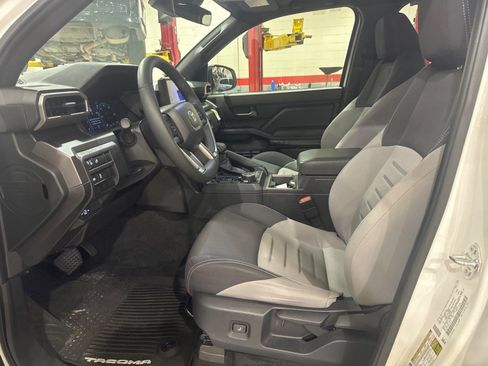 Certified 2025 Toyota Tacoma TRD Off-Road AWD/4WD image 49