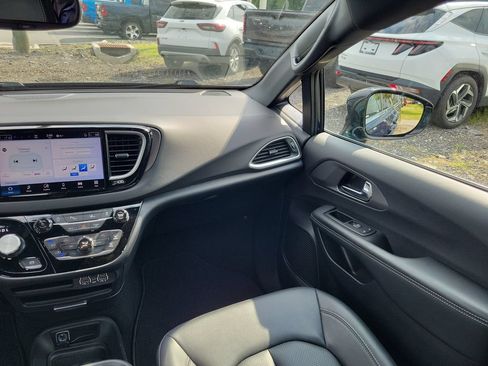 Used 2025 Chrysler Pacifica Select FWD image 14