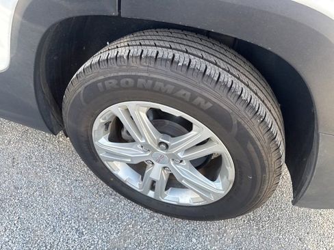 Used 2024 GMC Terrain SLE image 18