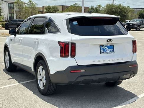 Used 2021 Kia Sorento LX FWD image 4