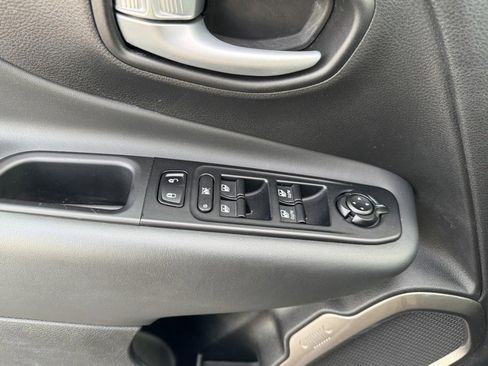 Used 2023 Jeep Renegade Latitude image 15