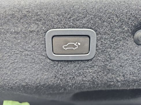 Used 2022 Jaguar XF SE RWD image 13