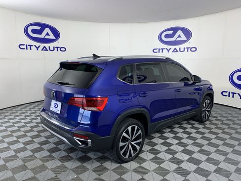 Used 2023 Volkswagen Taos SE w/ Panoramic Sunroof Package FWD image 3