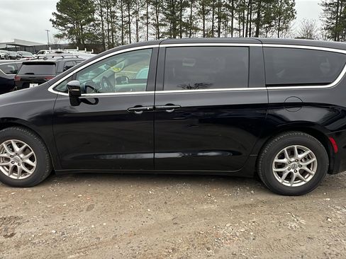 Used 2024 Chrysler Pacifica Touring-L image 11
