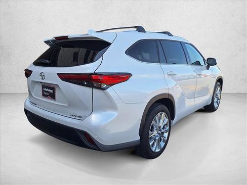 Used 2023 Toyota Highlander Limited FWD image 5