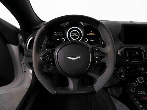 Used 2022 Aston Martin V8 Vantage Coupe image 18