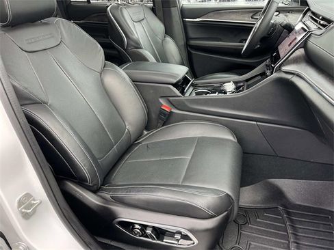 Used 2024 Jeep Grand Cherokee Overland w/ Luxury Tech Group IV image 30