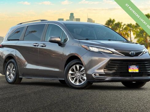 Used 2024 Toyota Sienna XLE image 2