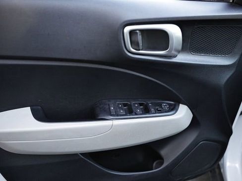 Used 2025 Hyundai Venue SEL FWD image 14