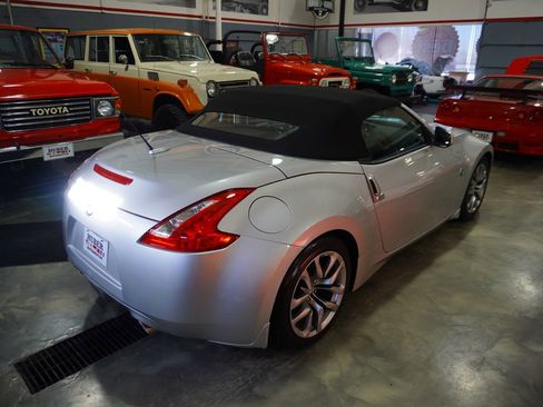 Used 2010 Nissan 370Z Touring image 6