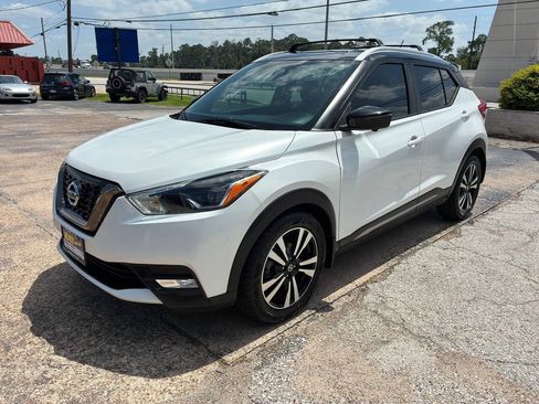 Used 2019 Nissan Kicks SR w/ SR Premium Package FWD image 2