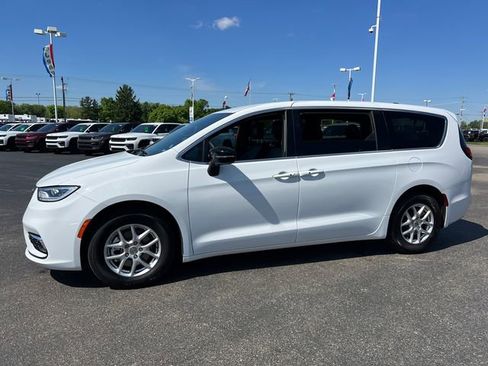 Used 2025 Chrysler Pacifica Select FWD image 3