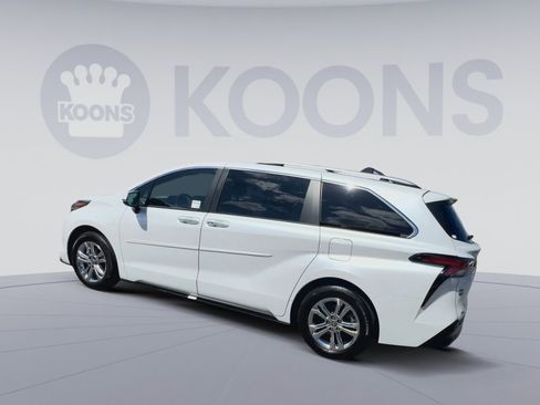 Used 2024 Toyota Sienna Platinum image 8