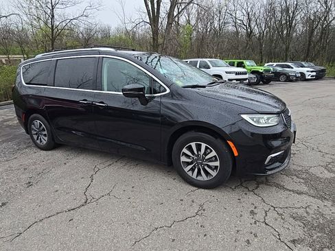 Used 2021 Chrysler Pacifica Touring-L image 10