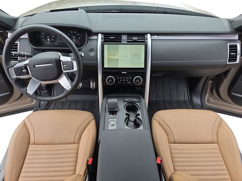 Certified 2025 Land Rover Discovery Dynamic SE image 9
