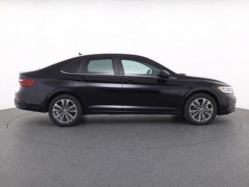 Used 2024 Volkswagen Jetta SE FWD image 2