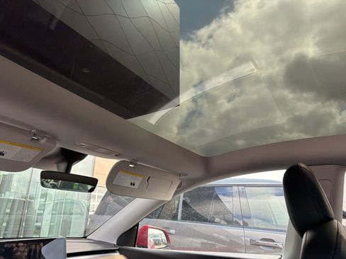 Used 2021 Tesla Model Y Long Range image 11