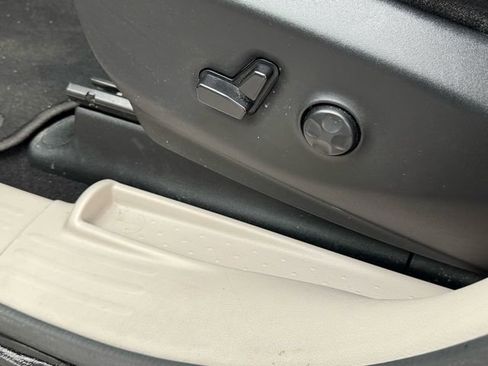 Used 2024 Chrysler Pacifica Touring-L image 26