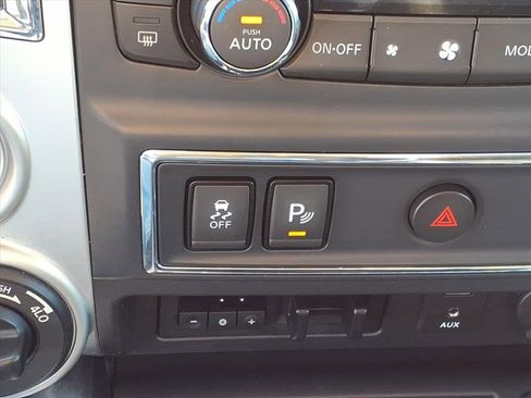 Used 2017 Nissan Titan SV image 23