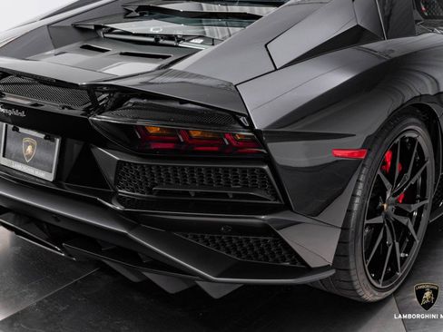 Used 2018 Lamborghini Aventador S image 40