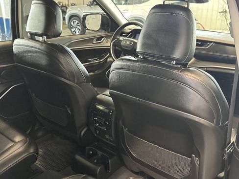Used 2023 Jeep Grand Cherokee L Limited w/ Black Appearance Package AWD/4WD image 35
