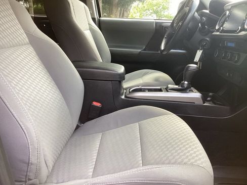 Used 2022 Toyota Tacoma SR5 AWD/4WD image 3