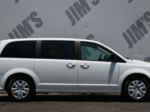 Used 2018 Dodge Grand Caravan SE w/ UConnect Hands-Free Group FWD image 4