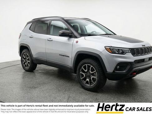 Used 2025 Jeep Compass Trailhawk image 1
