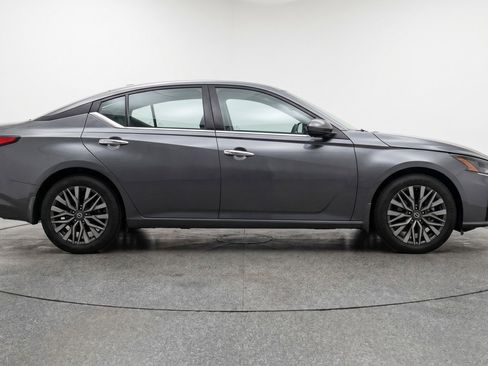 Used 2025 Nissan Altima 2.5 SV FWD image 11