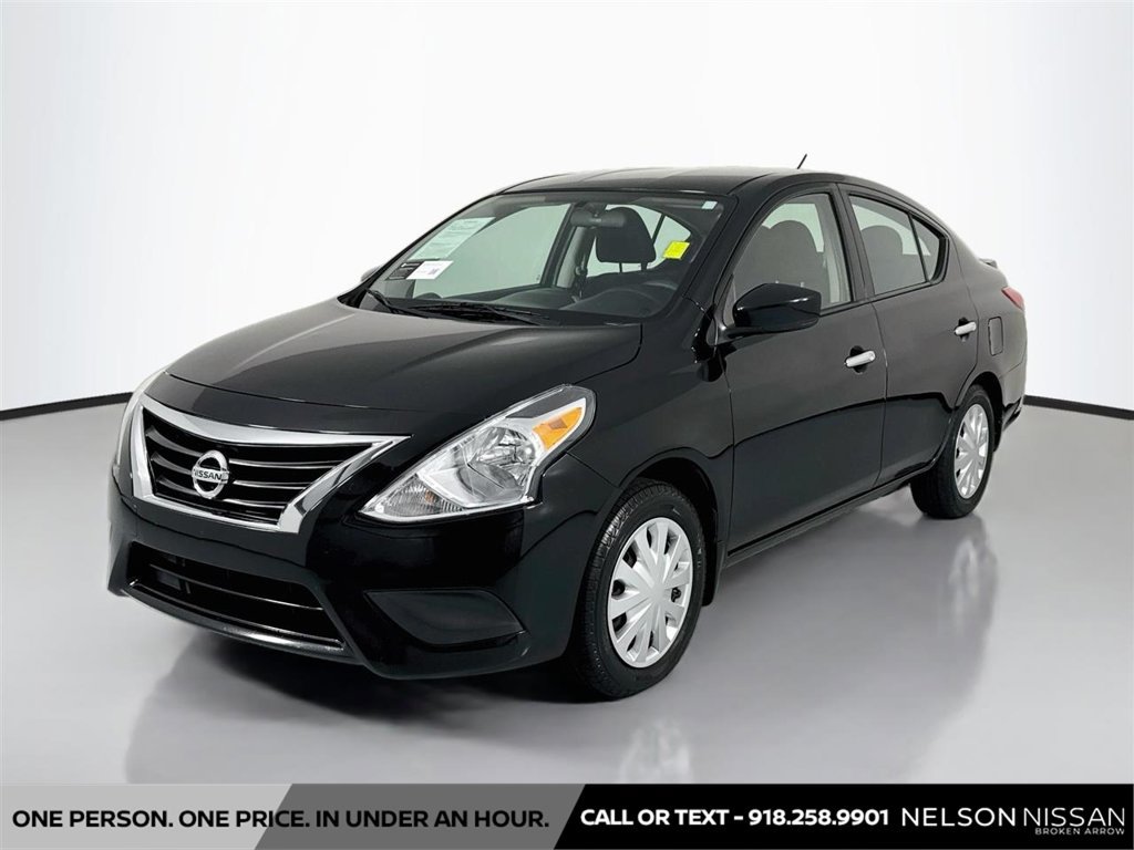 Used 2016 Nissan Versa SV FWD image 1