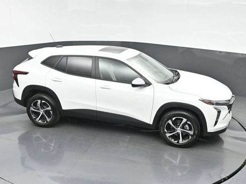 Used 2025 Chevrolet Trax RS w/ Sunroof Package FWD image 33