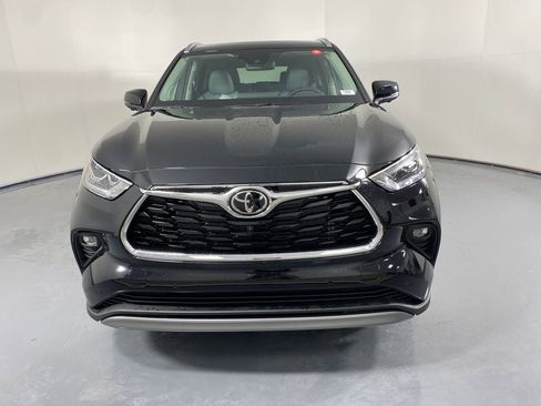 New 2026 Toyota Highlander Platinum image 2