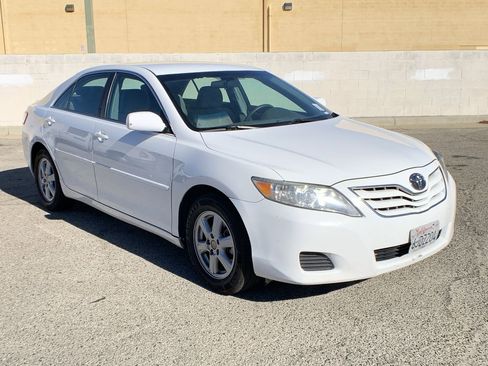Used 2010 Toyota Camry LE image 2