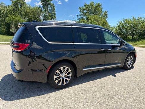 Used 2024 Chrysler Pacifica Pinnacle FWD image 4