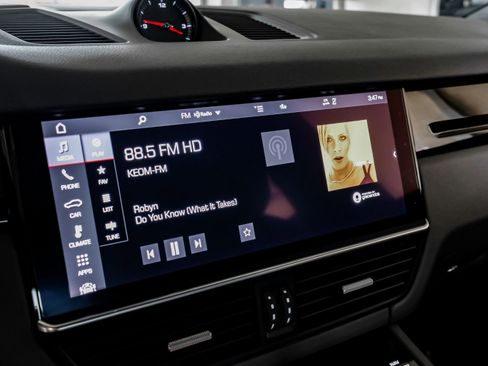 Used 2021 Porsche Cayenne w/ Premium Package image 31