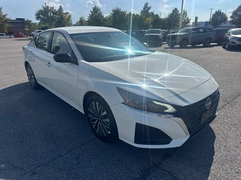 Used 2025 Nissan Altima 2.5 SV FWD image 3