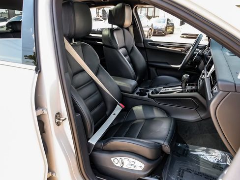 Used 2024 Porsche Macan AWD/4WD image 38