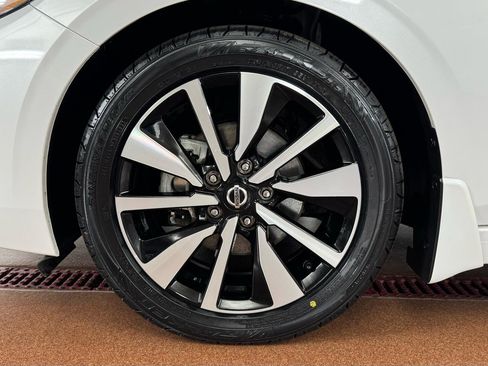 Used 2023 Nissan Sentra SV w/ SV Premium Package image 8