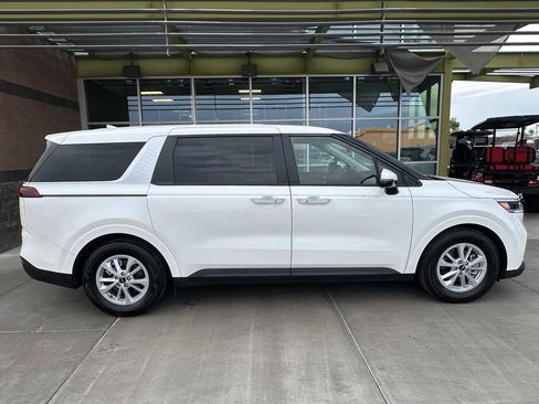 Used 2024 Kia Carnival LX image 7