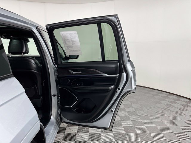 Used 2023 Jeep Grand Cherokee Overland AWD/4WD image 45