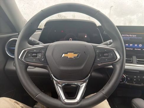 Used 2024 Chevrolet Trax LT w/ LT Convenience Package image 37