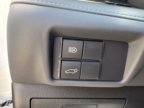Used 2022 Toyota Highlander XLE AWD/4WD image 19