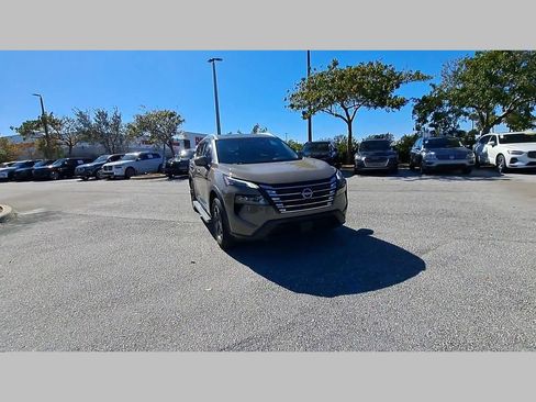 Used 2025 Nissan Rogue SV w/ SV Premium Package image 49