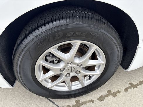 Used 2024 Chrysler Pacifica Touring-L image 6