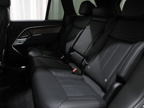 Used 2024 Land Rover Range Rover SE image 20