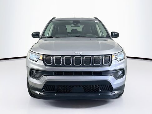 Used 2022 Jeep Compass Latitude FWD image 2