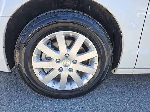 Used 2016 Chrysler Town & Country Touring image 12