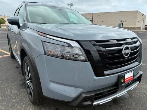 Certified 2025 Nissan Pathfinder Platinum w/ Black Appearance Package FWD image 8