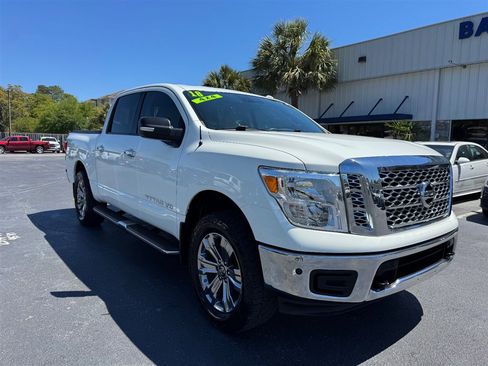 Used 2018 Nissan Titan SV w/ SV Convenience Package image 2