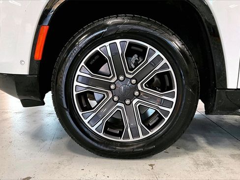 Used 2024 Jeep Wagoneer L Series II w/ Flexible Seating Group image 8